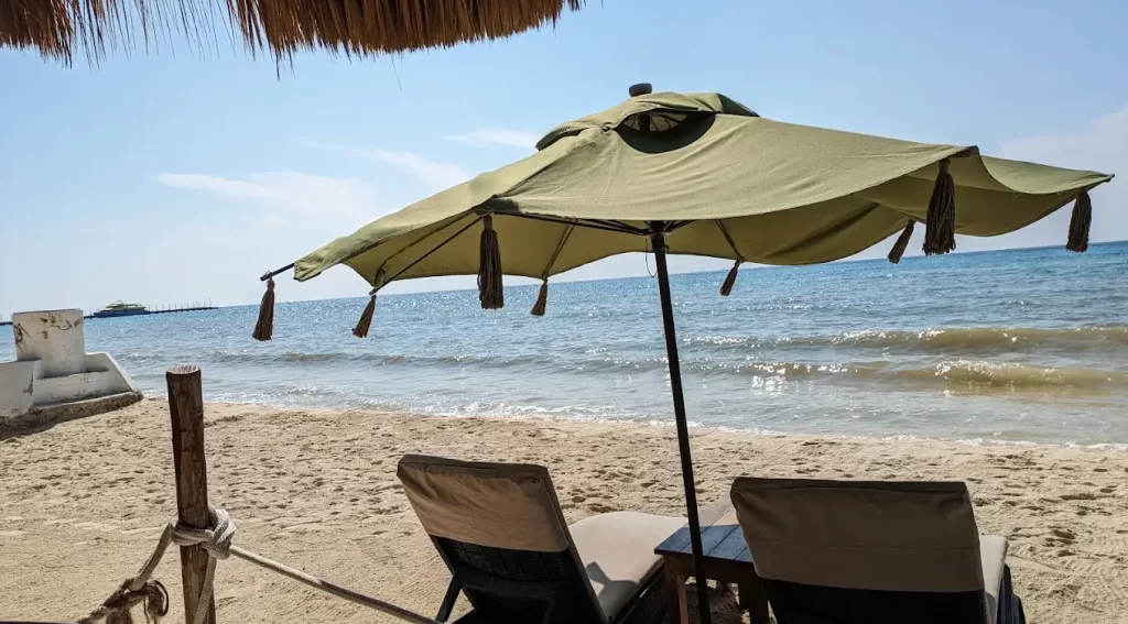 Mexiko, lehátka na pláži Mexiko, lehátka na pláži