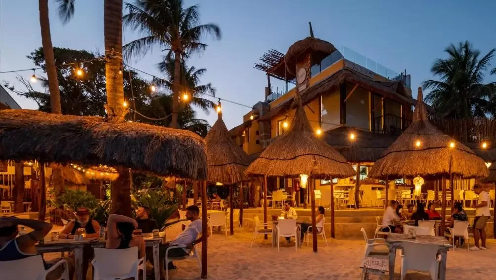 mexiko-cenoty-hotel-4 (1) Hospoda v hotelu v Mexiku. Večerní pohoda.