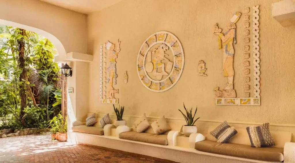 mexiko-cenoty-hotel-6 Ornamenty na stěně.